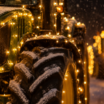 Beleuchteter Traktor in winterlicher Abendstimmung als abstraktes Motiv für die Neukalener Lichterfahrt